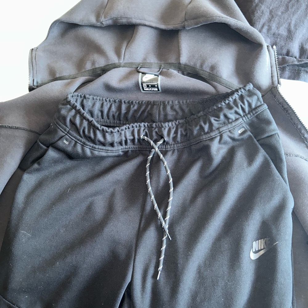 Nike tech fleece sweatpants.